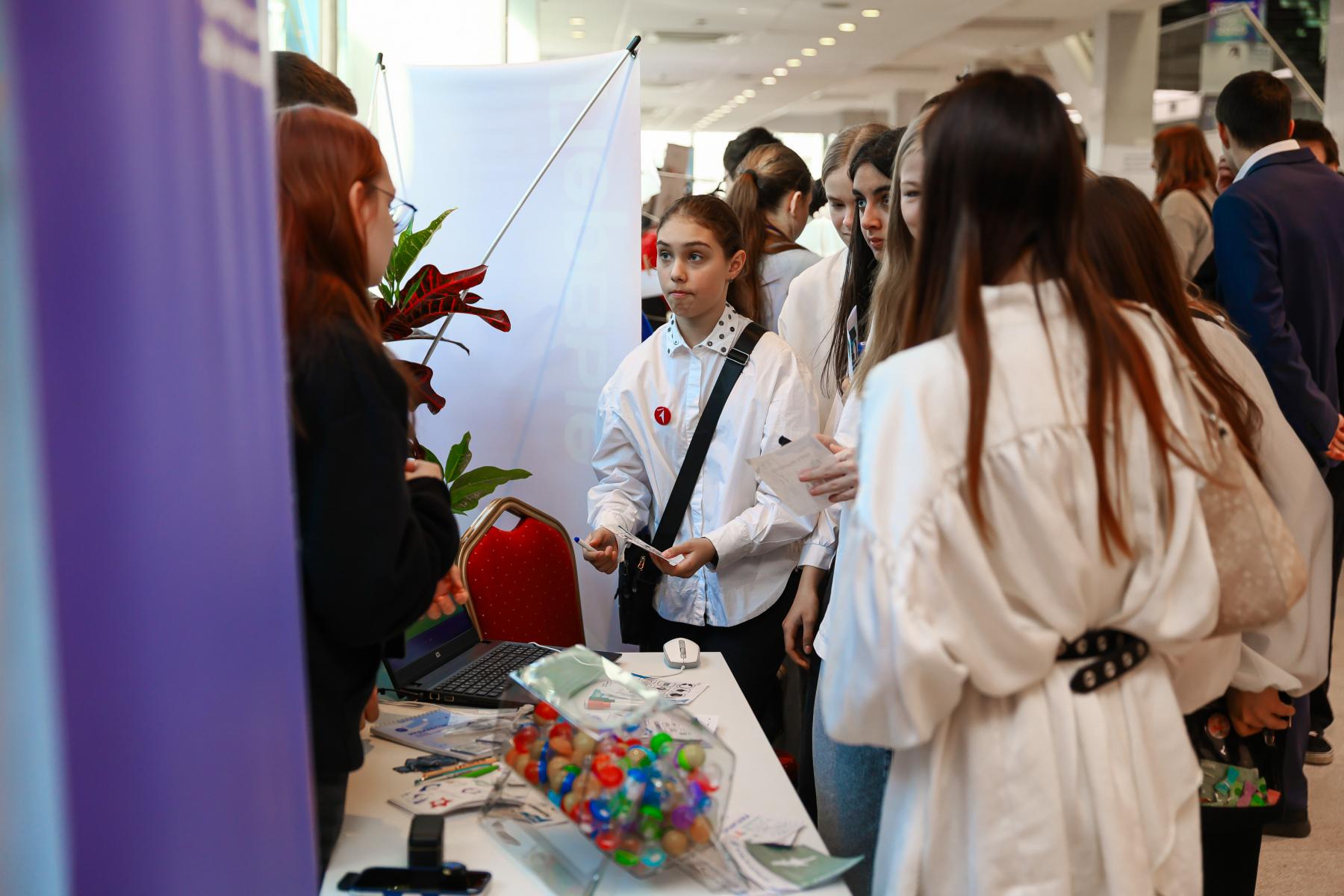 Фото Соловьёв, Савочкин, Никишева: звездные гости собрали на форуме в Новосибирске свыше тысячи человек – 100 ярких кадров 20